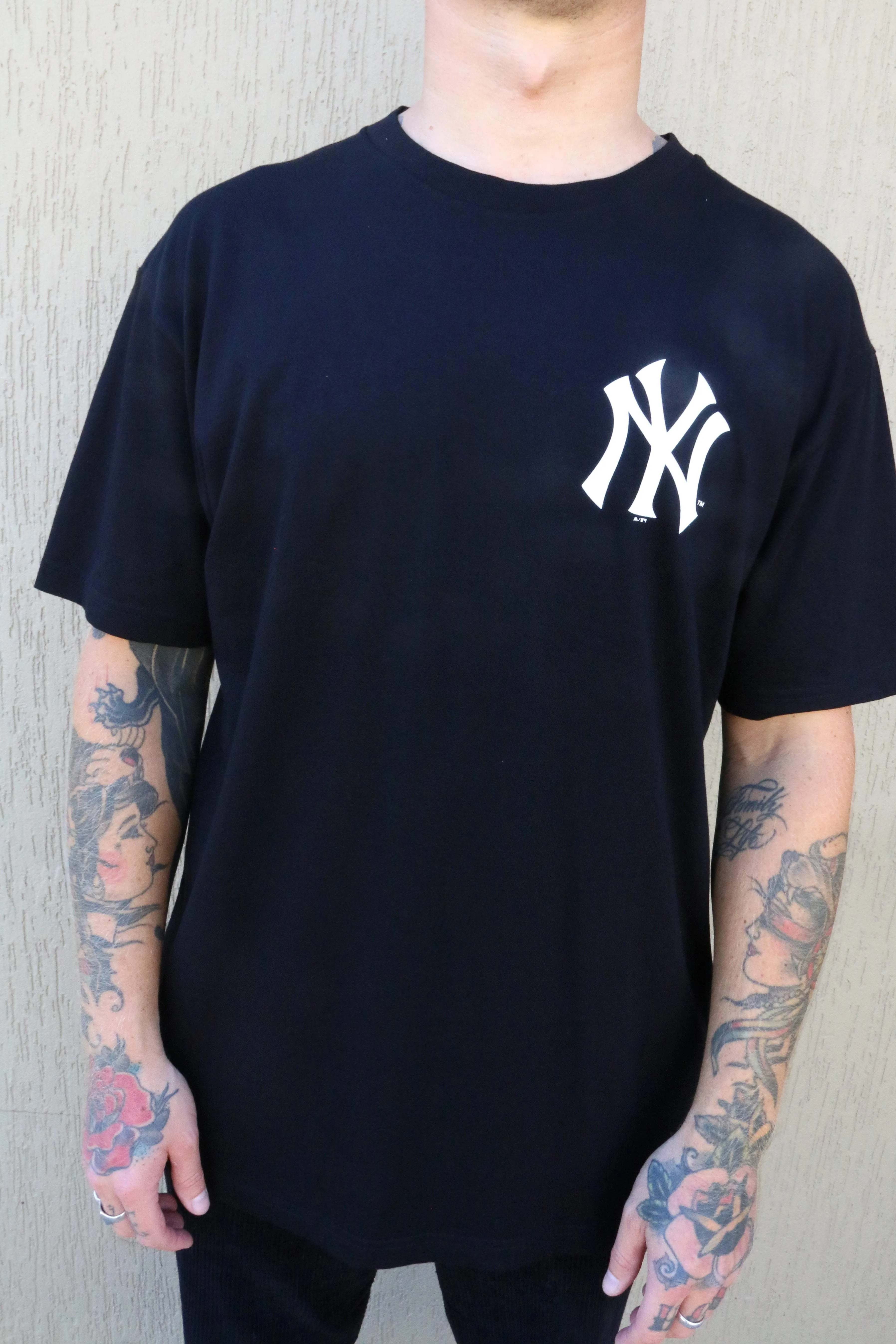 MAJESTIC ATHLETIC JEANER TEE "NY" - BLACK