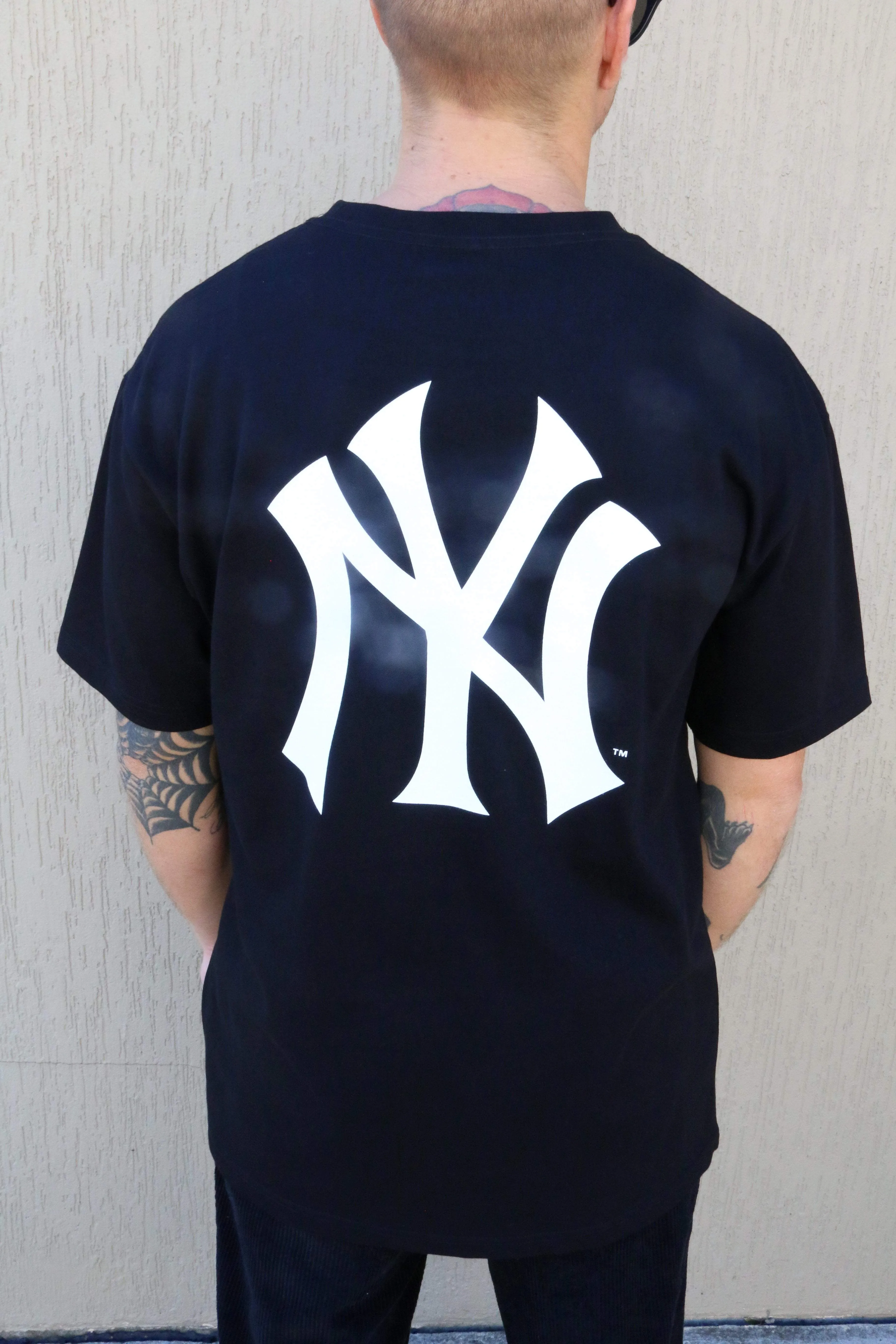 MAJESTIC ATHLETIC JEANER TEE "NY" - BLACK