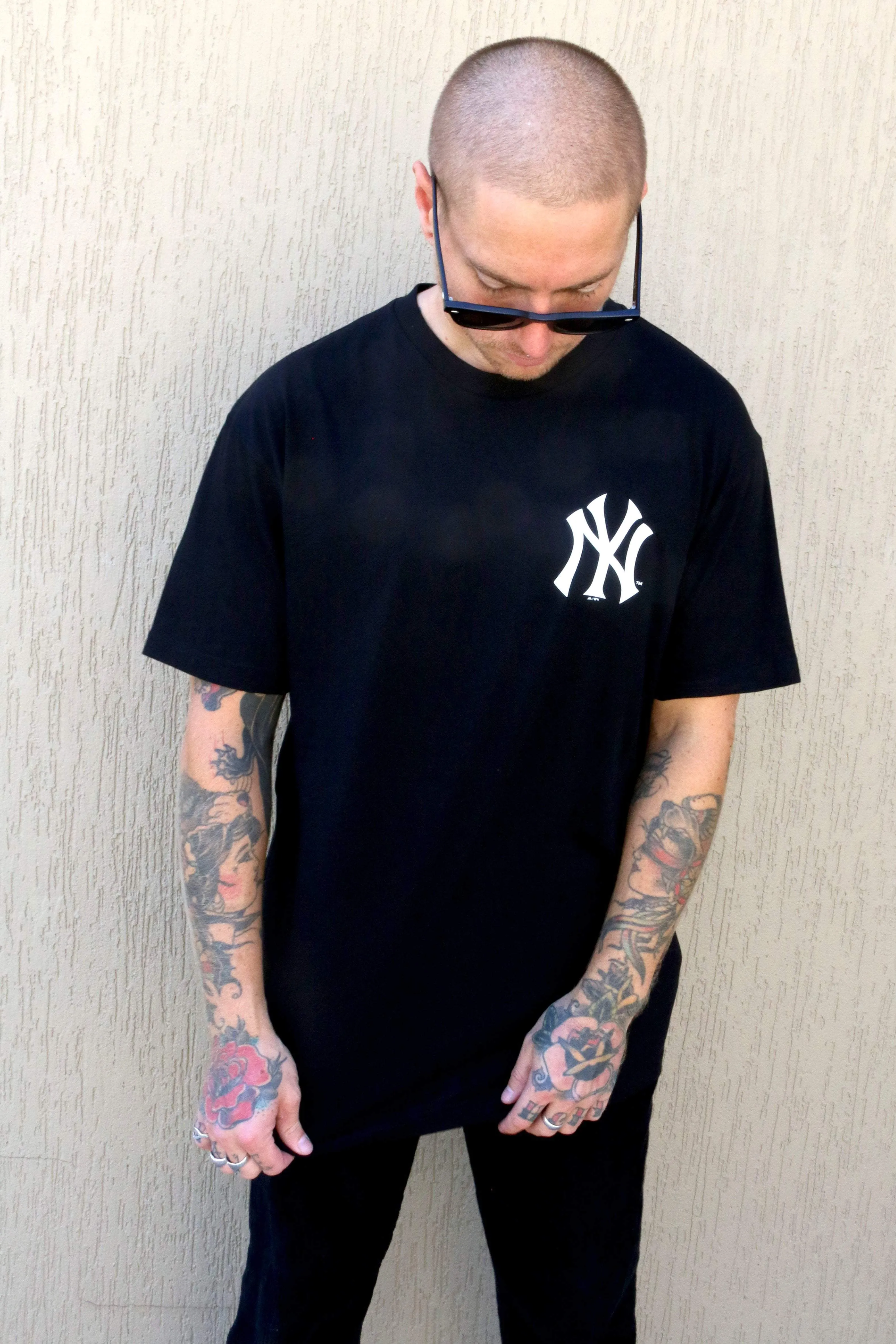 MAJESTIC ATHLETIC JEANER TEE "NY" - BLACK